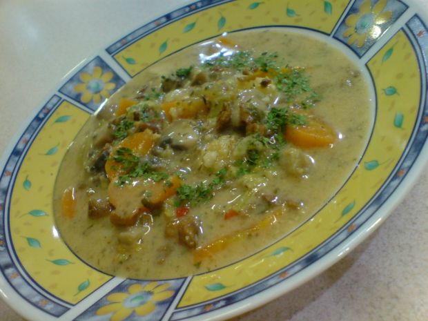 Maślana zupa pieczarkowo-kurkowa z makaronem