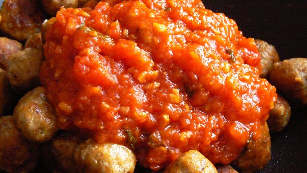 Mięsne kuleczki z makaronem i sosem pomidorowym