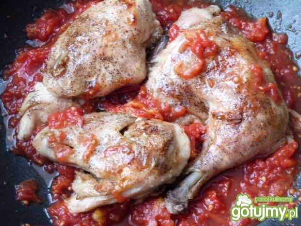 Mięso z kurczaka duszone w pomidorach