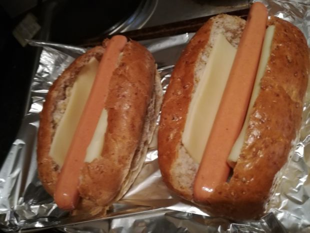 Mini Hot-dogi z ciemnej bułki
