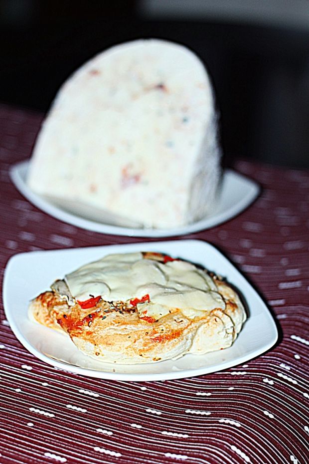 Mini pizza na średnim cieście  z serem Korycińskim