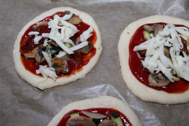 Mini pizze z cukinią i suszonymi pomidorami