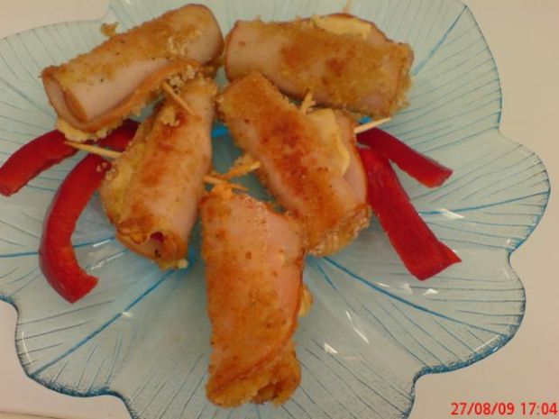 Mini roladki z piersi z kurczaka z serem