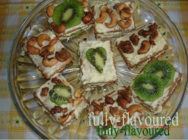 Mini serniczki gotowane z kiwi i nerkowcami 