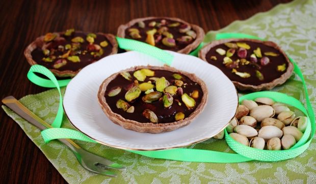 Mini tarty z czekoladowym ganache i pistacjami