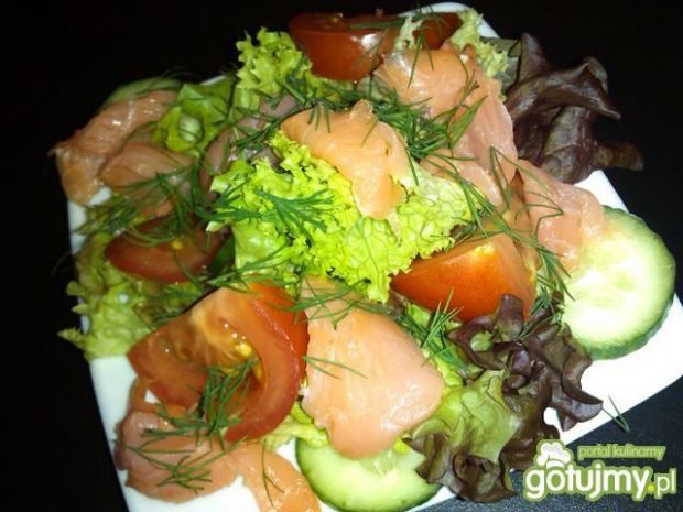 Mix sałat z łososiem i warzywami