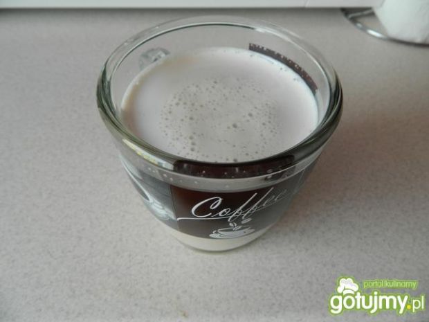 Mleczny koktajl cappuccino z kiwi.