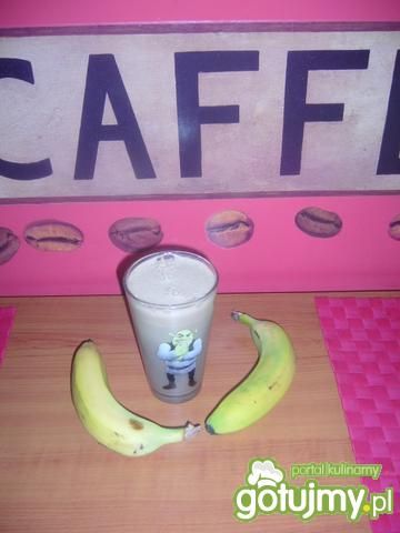 Mleczny koktajl z bananem i kawą.