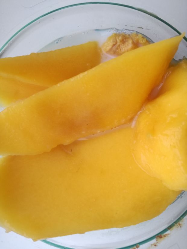 Mleczny koktajl z mango i migdałami