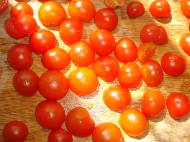 Młoda kapusta z pomidorkami i okrasą