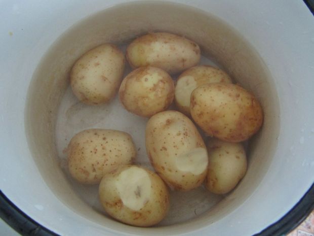 Młode ziemniaki otulone boczkiem i cebulą