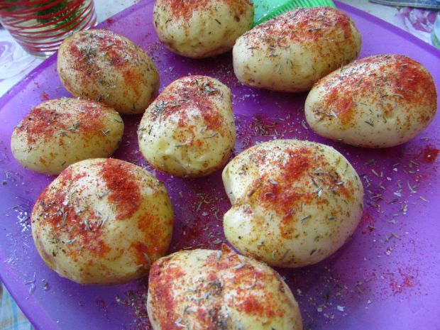Młode ziemniaki otulone boczkiem i cebulą