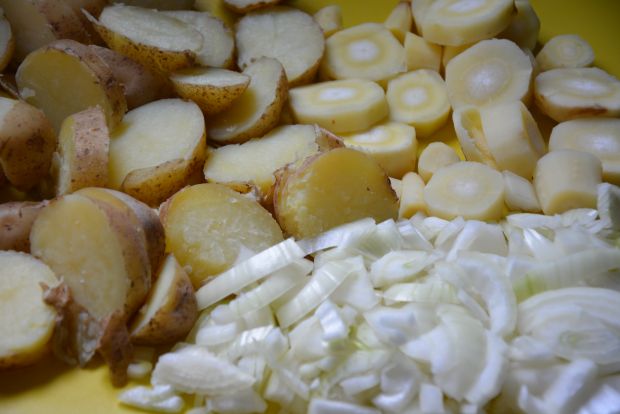 Młode ziemniaki smażone z pasternakiem