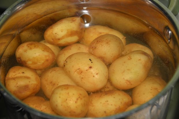 Młode ziemniaki w kapuście