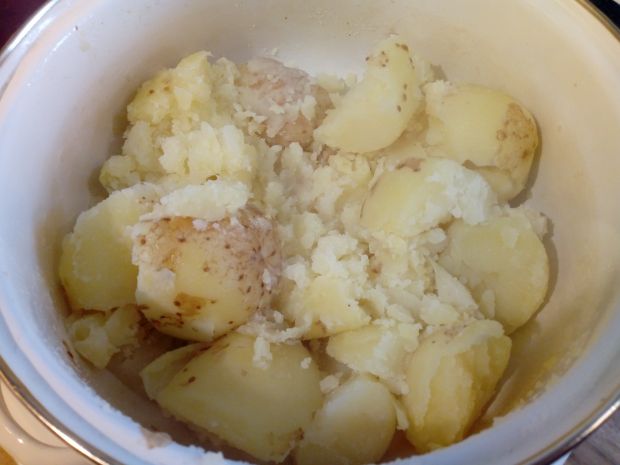 Młode ziemniaki z sosem czosnkowym i szczypiorkiem