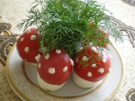Muchomorki z pomidorów i jajek