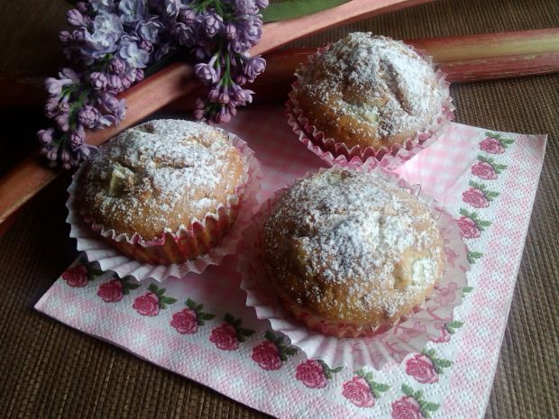 Muffini z rabarbarem i cukrem pudrem 