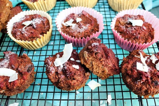 Muffinki buraczano-kokosowe z czekoladą i pestkami