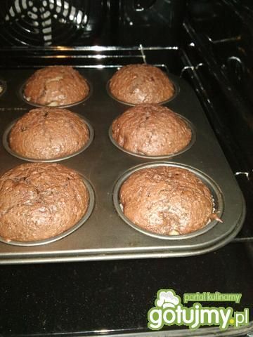 Muffinki czekoladowe z gruszką z kompotu