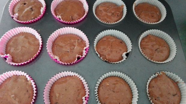Muffinki czekoladowe z serkiem i truskawkami