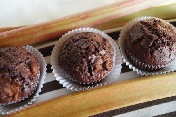 Muffinki kakaowe z rabarbarem