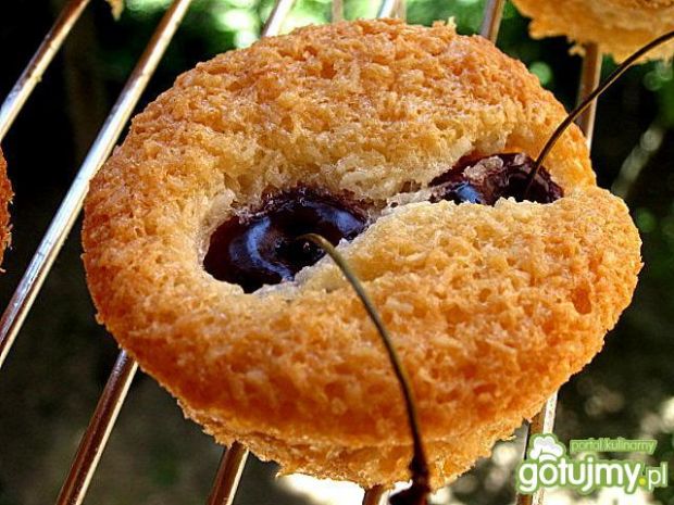 Muffinki  kokosowe z czereśniami