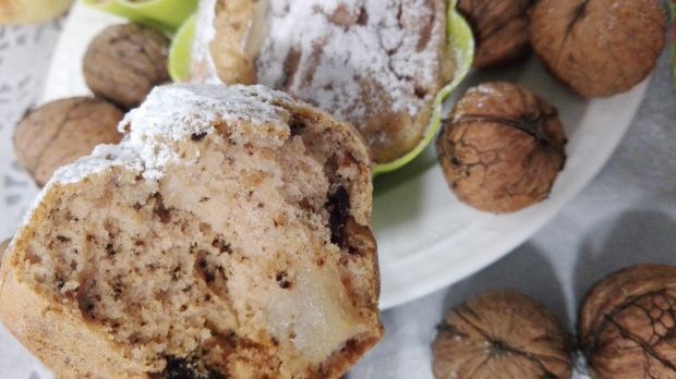Muffinki orzechowe z gruszką