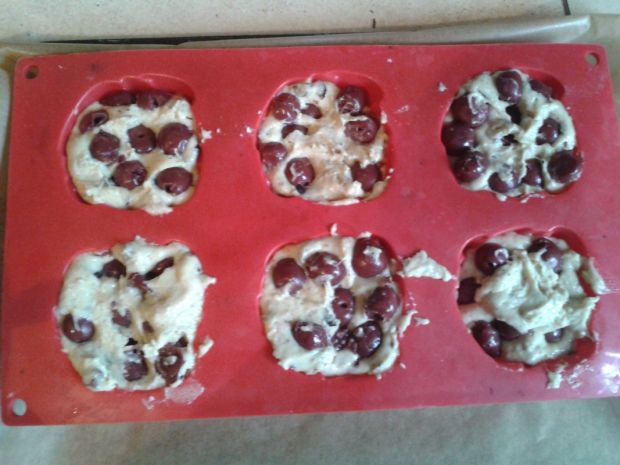 Muffinki straciatella z wiśniami z kompotu