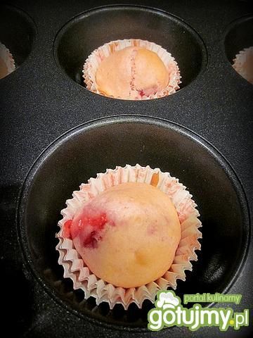 Muffinki truskawkowe z białą polewą 