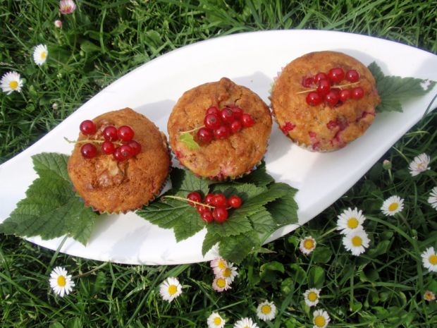 Muffinki z malinami i czerwoną porzeczką