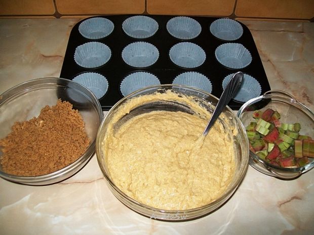 Muffinki z rabarbarem i cynamonową kruszonką