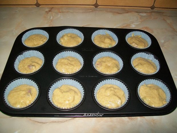 Muffinki z rabarbarem i cynamonową kruszonką