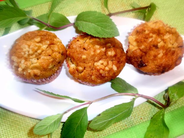 Muffinki  z rabarbarem i siekanymi migdałami