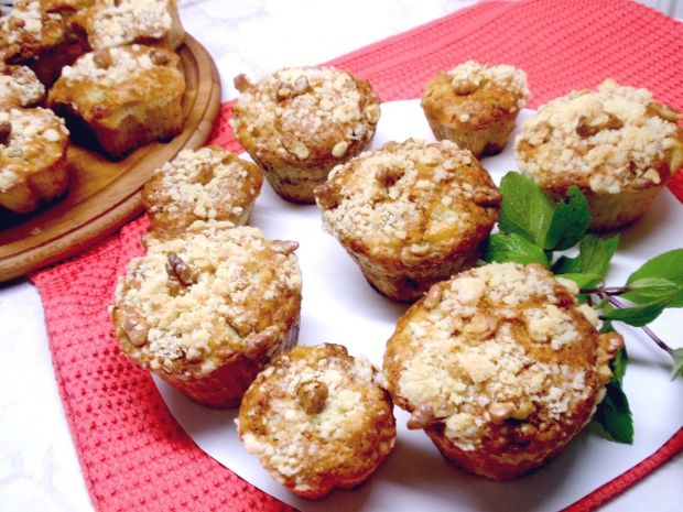 Muffinki z rabarbarem jabłkiem i kruszonką