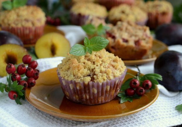 Muffinki ze śliwkami i kruszonką