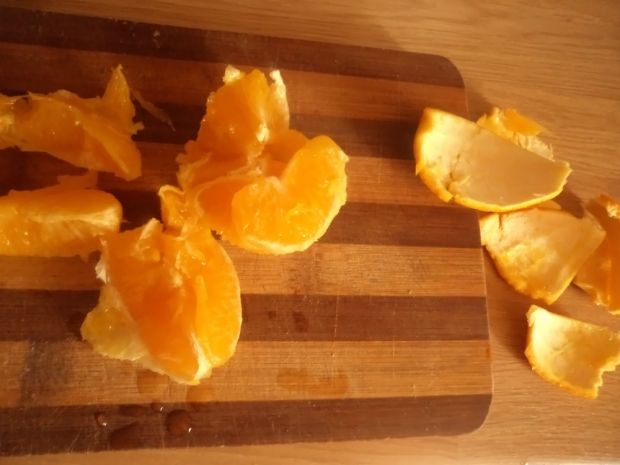 Mus z awokado podany z pomarańczą