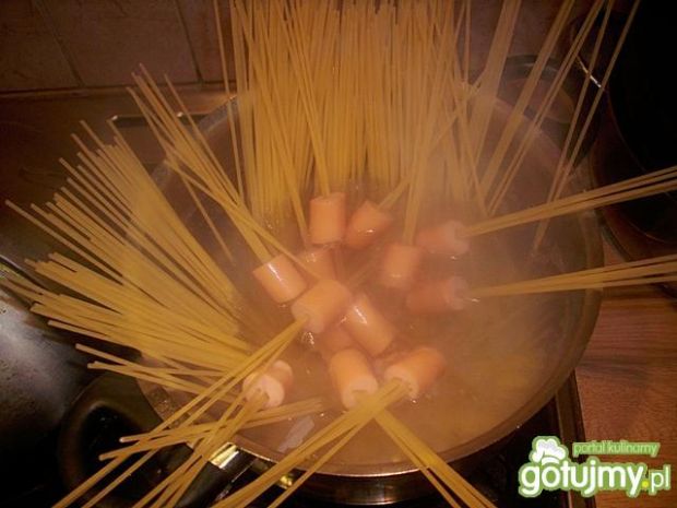 Nadziewane parówki na spaghetti z sosem 