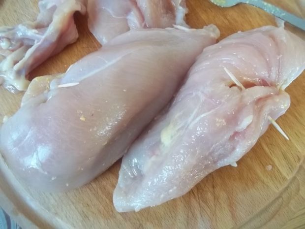 Nadziewane piersi z kurczaka w sosie serowym