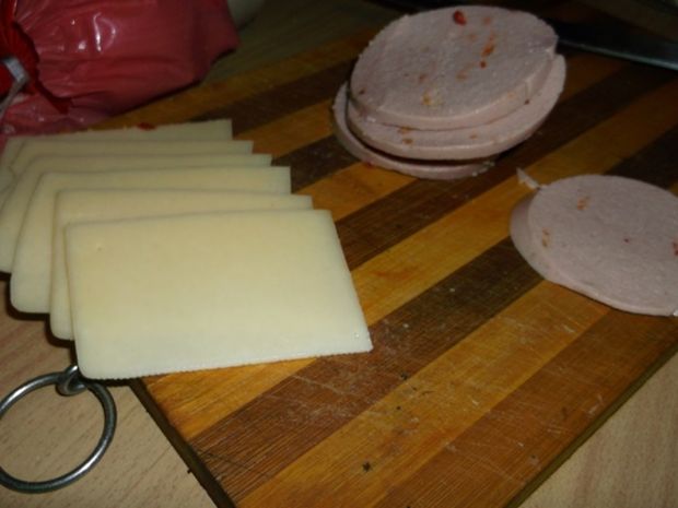 Naleśniki z mortadelą i żółtym serem