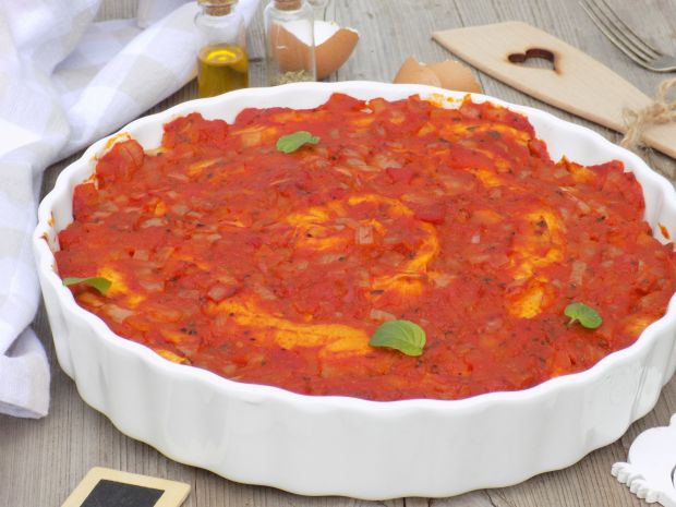Naleśniki zapiekane z tuńczykiem i sosem pomidorow