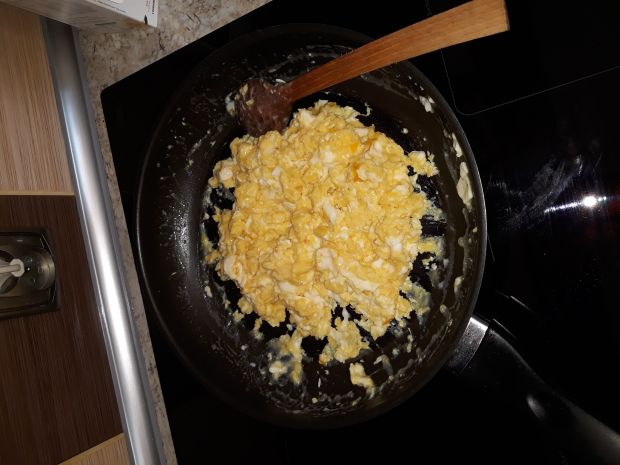 Naleśniki ze szpinakiem,jajecznicą i żółtym serem