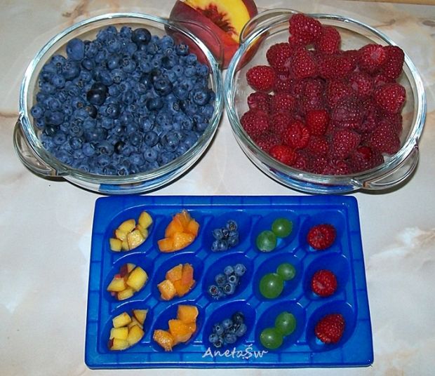 Napój owocowy z kolorowym lodem