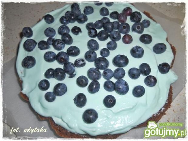 Niebieski tort kakaowy z borówkami