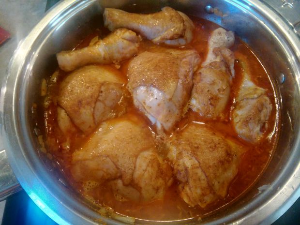 Nogi z kurczaka w aromatycznym sosie z cieciorką
