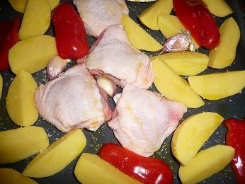 Obiad z jednej blachy: ziemniaki,kurczak i papryka