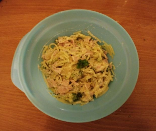 Obiadek maluszka - makaron z brokułami i indykiem