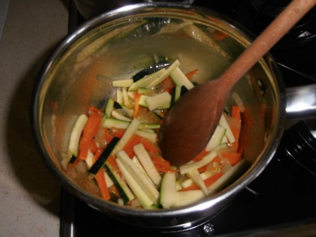 Okoń nilowy na makaronie z warzywami