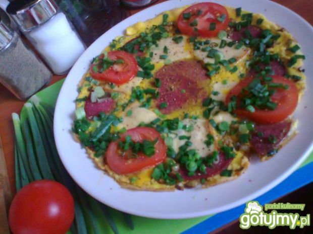 omlet śniadaniowy z salami i pomidorami