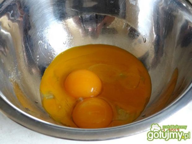 Omlet z dwóch jajek z zielonymi oliwkami