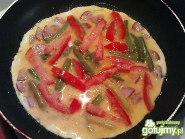 Omlet z kiełbasą i pomidorem